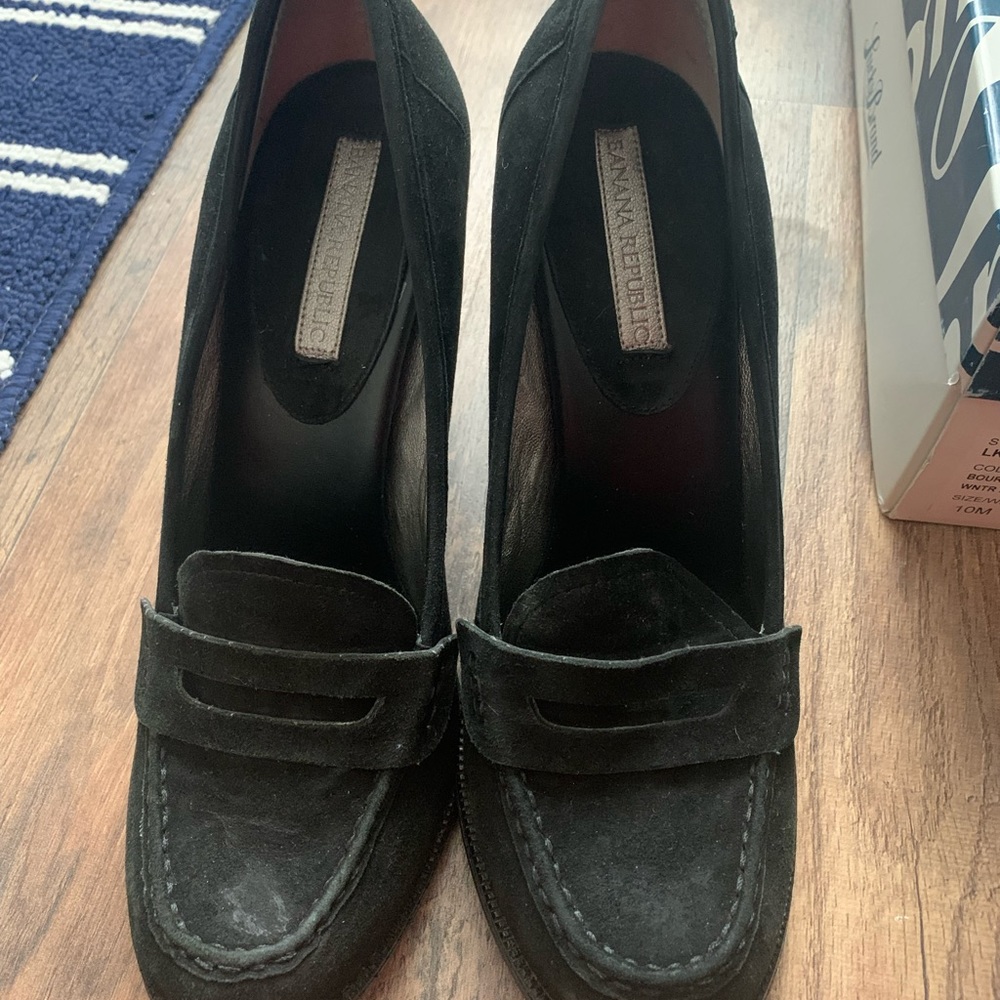 Banana republic suede loafer pumps